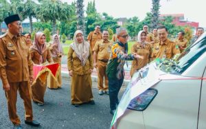 Wujud Bismillah Melayani, BPRS Bhakti Sumekar Serahkan Mobil Lasehat ke RSUD Sumenep