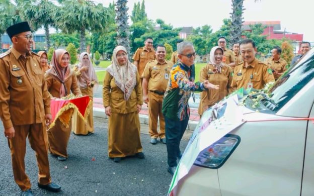Foto: Direktur Utama BPRS Bhakti Sumekar Hairil Fajar, saat menyerahkan bantuan mobil Lasehat kepada RSUD dr. H. Moh. Anwar Sumenep, disaksikan Bupati H. Achmad Fauzi Wongsojudo, Wabup dan Sekda.