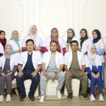 Foto: Kepala Instalasi IGD RSUD Moh Anwar Sumenep dr. Arya Rasi Putranto, Sp.B (tengah), bersama tim dokter IGD. (Ist/wartazone.com)
