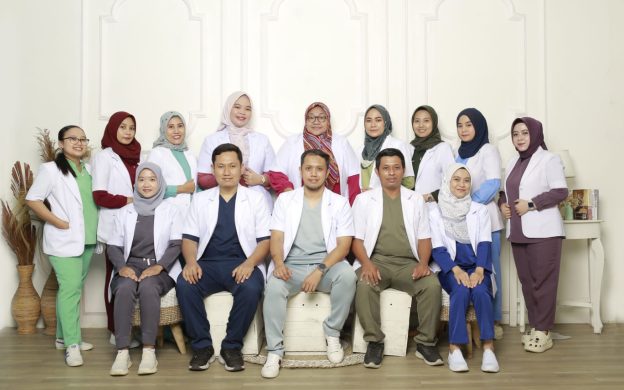Foto: Kepala Instalasi IGD RSUD Moh Anwar Sumenep dr. Arya Rasi Putranto, Sp.B (tengah), bersama tim dokter IGD. (Ist/wartazone.com)