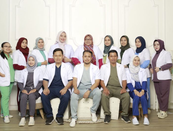 Foto: Kepala Instalasi IGD RSUD Moh Anwar Sumenep dr. Arya Rasi Putranto, Sp.B (tengah), bersama tim dokter IGD. (Ist/wartazone.com)