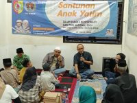 Foto: Pengurus Persatuan Wartawan Indonesia (PWI) Jember, saat menggelar santunan bagi puluhan lansia, anak yatim dan fakir miskin. Kamis (25/4/2024).