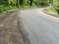 Foto: Pengaspalan jalan di KM 36,800 Jalur Gumitir Jember-Banyuwangi, tepatnya di tikungan leter S Mbah Singo kawasan Gumitir Desa Sidomulyo, Kecamatan Silo, Kabupaten Jember, telah selesai diperbaiki.