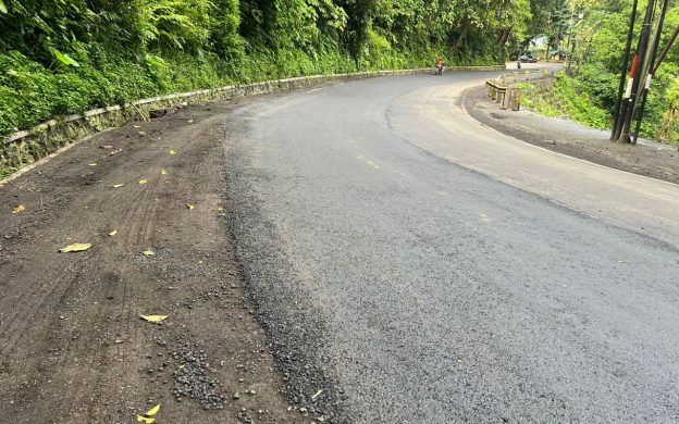 Foto: Pengaspalan jalan di KM 36,800 Jalur Gumitir Jember-Banyuwangi, tepatnya di tikungan leter S Mbah Singo kawasan Gumitir Desa Sidomulyo, Kecamatan Silo, Kabupaten Jember, telah selesai diperbaiki.