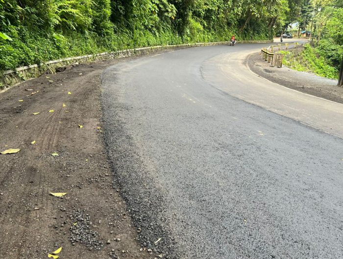 Foto: Pengaspalan jalan di KM 36,800 Jalur Gumitir Jember-Banyuwangi, tepatnya di tikungan leter S Mbah Singo kawasan Gumitir Desa Sidomulyo, Kecamatan Silo, Kabupaten Jember, telah selesai diperbaiki.
