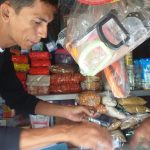Foto : Satpol PP dan Damkar Kabupaten Pamekasan saat melakukan monitoring dan sosialisasi untuk mencegah peredaran rokok ilegal.