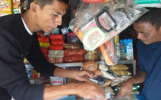 Foto : Satpol PP dan Damkar Kabupaten Pamekasan saat melakukan monitoring dan sosialisasi untuk mencegah peredaran rokok ilegal.