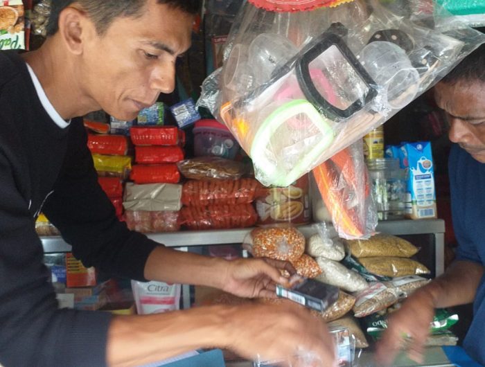 Foto : Satpol PP dan Damkar Kabupaten Pamekasan saat melakukan monitoring dan sosialisasi untuk mencegah peredaran rokok ilegal.