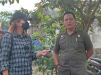 Foto: Youtuber bernama Pratiwi Noviyanthi saat datang ke Jember, setelah menerima informasi soal dugaan eksploitasi anak.