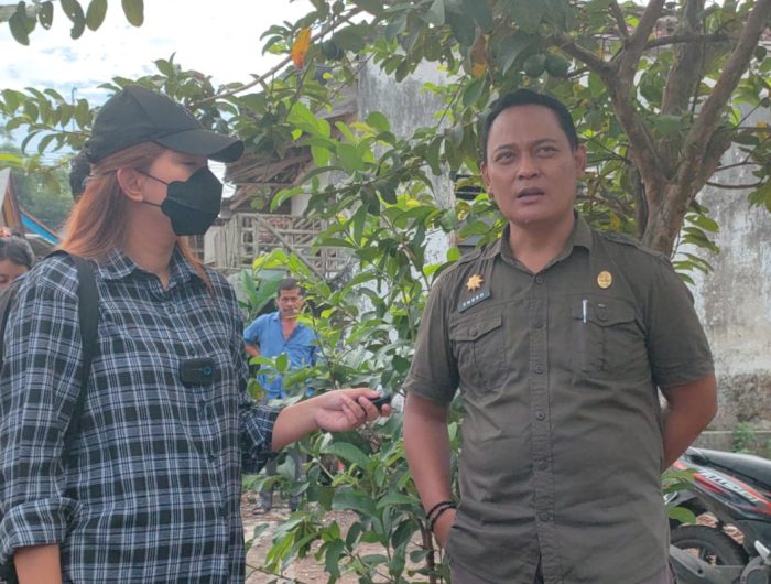 Foto: Youtuber bernama Pratiwi Noviyanthi saat datang ke Jember, setelah menerima informasi soal dugaan eksploitasi anak.
