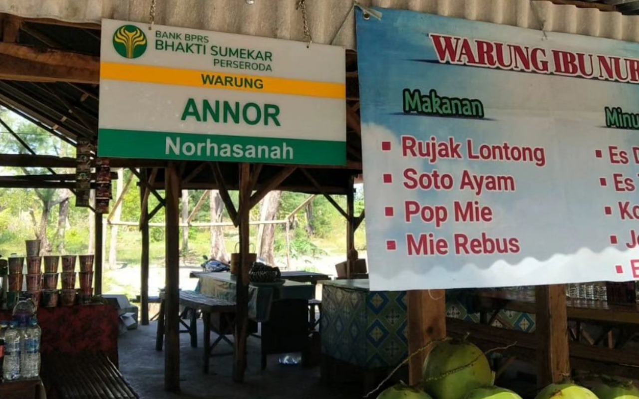Foto: Penjual di area Wisata Pantai Lombang Sumenep.