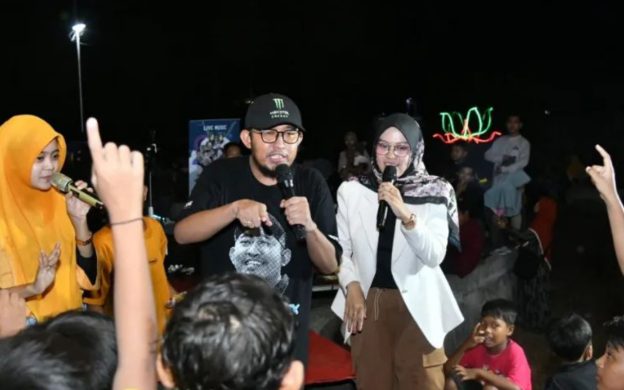 Foto: Bupati Sumenep Achmad Fauzi Wongsojudo menunjukkan perhatian dengan meningkatkan perekonomian PKL yang berjualan di Pasar Bangkal.