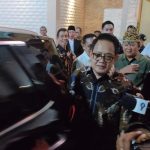 Foto: Pj Gubernur Jawa Timur, Andhy Karyono meninggalkan lokasi kegiatan malam puncak peringatan Hari Pers Nasional (HPN) 2024 di Kabupaten Jember, Minggu (28/4/2024) malam, lebih awal.