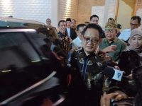 Foto: Pj Gubernur Jawa Timur, Andhy Karyono meninggalkan lokasi kegiatan malam puncak peringatan Hari Pers Nasional (HPN) 2024 di Kabupaten Jember, Minggu (28/4/2024) malam, lebih awal.