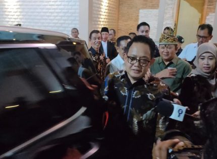 Foto: Pj Gubernur Jawa Timur, Andhy Karyono meninggalkan lokasi kegiatan malam puncak peringatan Hari Pers Nasional (HPN) 2024 di Kabupaten Jember, Minggu (28/4/2024) malam, lebih awal.