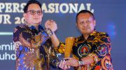 Foto: Ketua PWI Jatim Lutfil Hakim (kanan) saat menyerahkan penghargaan kepada Pj Gubernur Jatim Dr Adhy Karyono.
