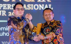 Foto: Ketua PWI Jatim Lutfil Hakim (kanan) saat menyerahkan penghargaan kepada Pj Gubernur Jatim Dr Adhy Karyono.