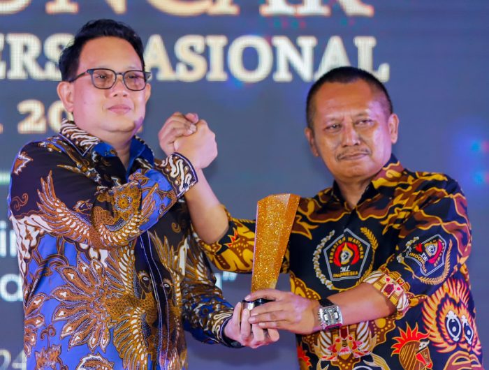 Foto: Ketua PWI Jatim Lutfil Hakim (kanan) saat menyerahkan penghargaan kepada Pj Gubernur Jatim Dr Adhy Karyono.