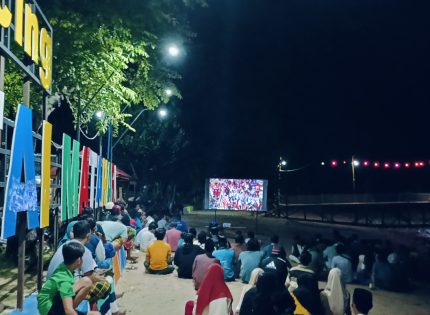 Foto: Keseruan nonton bareng semifinal Piala Asia U-23 Timnas Indonesia vs Uzbekistan di Spot Pancing Pantai Matahari Lobuk Bluto Sumenep.