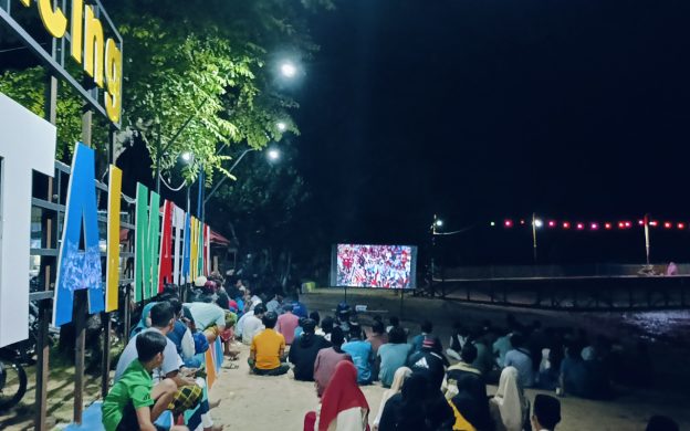 Foto: Keseruan nonton bareng semifinal Piala Asia U-23 Timnas Indonesia vs Uzbekistan di Spot Pancing Pantai Matahari Lobuk Bluto Sumenep.