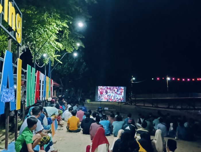 Foto: Keseruan nonton bareng semifinal Piala Asia U-23 Timnas Indonesia vs Uzbekistan di Spot Pancing Pantai Matahari Lobuk Bluto Sumenep.