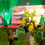 Foto: Grup musik Linkrafin berkolaborasi dengan Jember Fashion Carnival (JFC) saat mengisi acara Puncak Hari Pers Nasional (HPN) 2024 Jatim, di Aula New Sari Utama Jember, Minggu malam (28/4/2024).