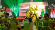 Foto: Grup musik Linkrafin berkolaborasi dengan Jember Fashion Carnival (JFC) saat mengisi acara Puncak Hari Pers Nasional (HPN) 2024 Jatim, di Aula New Sari Utama Jember, Minggu malam (28/4/2024).