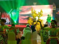 Foto: Grup musik Linkrafin berkolaborasi dengan Jember Fashion Carnival (JFC) saat mengisi acara Puncak Hari Pers Nasional (HPN) 2024 Jatim, di Aula New Sari Utama Jember, Minggu malam (28/4/2024).