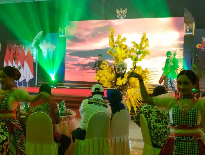 Foto: Grup musik Linkrafin berkolaborasi dengan Jember Fashion Carnival (JFC) saat mengisi acara Puncak Hari Pers Nasional (HPN) 2024 Jatim, di Aula New Sari Utama Jember, Minggu malam (28/4/2024).