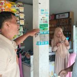 Foto: Satpol PP dan Damkar Pamekasan saat menyosialisasikan larangan jual beli rokok ilegal.