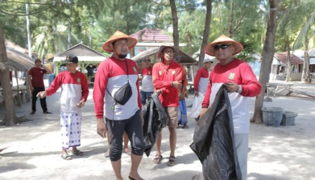 Foto: Kapala Dinas Lingkungan Hidup (DLH) Sumenep, Arif Susanto mengkampanyekan Sumenep sadar lingkungan dan bebas sampah plastik.