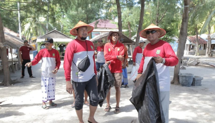Foto: Kapala Dinas Lingkungan Hidup (DLH) Sumenep, Arif Susanto mengkampanyekan Sumenep sadar lingkungan dan bebas sampah plastik.