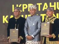 Foto: Bupati Sumenep H. Achmad Fauzi Wongsojudo bersama Ketua DPRD Sumenep KH. Abdul Hamid Ali Munir, saat menerima LHP atas LKPD tahun anggaran 2023 dari BPK Perwakilan Jawa Timur. (Foto: screenshot youtube BPK Jatim)