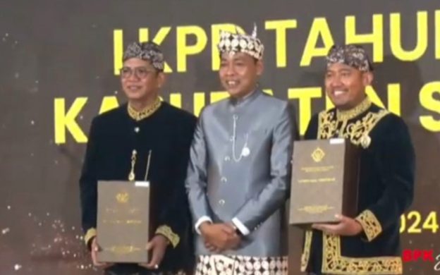 Foto: Bupati Sumenep H. Achmad Fauzi Wongsojudo bersama Ketua DPRD Sumenep KH. Abdul Hamid Ali Munir, saat menerima LHP atas LKPD tahun anggaran 2023 dari BPK Perwakilan Jawa Timur. (Foto: screenshot youtube BPK Jatim)
