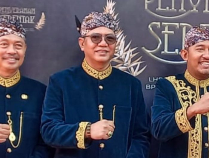 Foto: Sekda Sumenep Edy Rasiyadi (kiri), Ketua DPRD Sumenep KH. Abdul Hamid Ali Munir, Bupati Sumenep Achmad Fauzi Wongsojudo, foto bersama sebelum menerima LHP atas LKPD 2023 dari BPK Jatim di Sidoarjo.