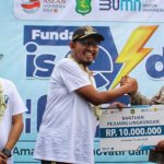 Foto: Fadel Abu Aufa saat menerima apresiasi dari Bupati Sumenep Achmad Fauzi Wongsojudo, sebagai aktivis Pejuang Lingkungan.