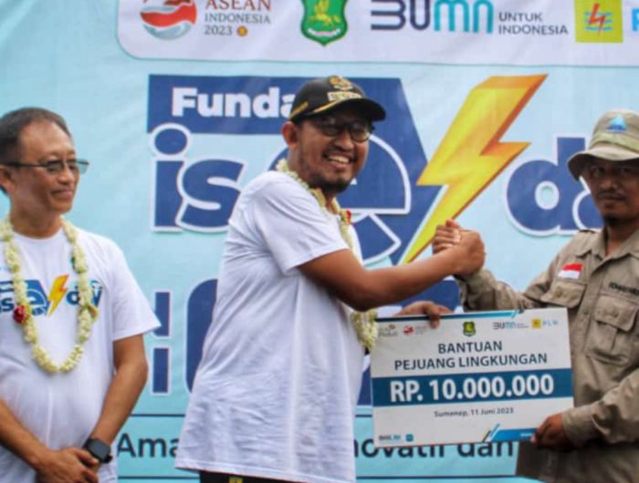 Foto: Fadel Abu Aufa saat menerima apresiasi dari Bupati Sumenep Achmad Fauzi Wongsojudo, sebagai aktivis Pejuang Lingkungan.