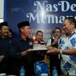 Foto: Bupati Petahana Hendy Siswanto mendapat kejutan kue tart di ke Kantor DPD Partai NasDem Jember, karena di waktu yang bersamaan dirinya sedang berulang tahun.