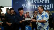 Foto: Bupati Petahana Hendy Siswanto mendapat kejutan kue tart di ke Kantor DPD Partai NasDem Jember, karena di waktu yang bersamaan dirinya sedang berulang tahun.