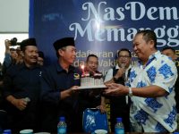 Foto: Bupati Petahana Hendy Siswanto mendapat kejutan kue tart di ke Kantor DPD Partai NasDem Jember, karena di waktu yang bersamaan dirinya sedang berulang tahun.