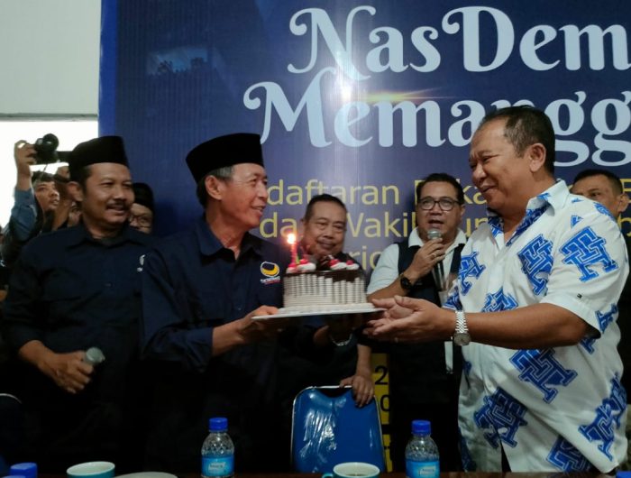 Foto: Bupati Petahana Hendy Siswanto mendapat kejutan kue tart di ke Kantor DPD Partai NasDem Jember, karena di waktu yang bersamaan dirinya sedang berulang tahun.