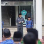 Foto: Penjabat Sekretaris Daerah (Sekda) Pamekasan Achmad Faisol saat menjadi inspektur upacara di halaman kantor Bupati.