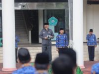 Foto: Penjabat Sekretaris Daerah (Sekda) Pamekasan Achmad Faisol saat menjadi inspektur upacara di halaman kantor Bupati.