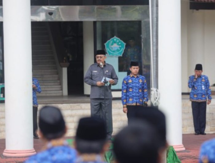 Foto: Penjabat Sekretaris Daerah (Sekda) Pamekasan Achmad Faisol saat menjadi inspektur upacara di halaman kantor Bupati.