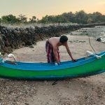 Foto: Jamhuri, nelayan Desa Banmaleng, Pulau Giliraja, Kecamatan Giligenting, Kabupaten Sumenep, saat mengecek perahunya. (Zainal Arifin/wartazone.com)