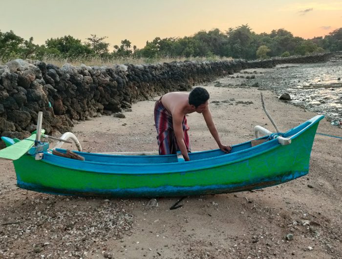 Foto: Jamhuri, nelayan Desa Banmaleng, Pulau Giliraja, Kecamatan Giligenting, Kabupaten Sumenep, saat mengecek perahunya. (Zainal Arifin/wartazone.com)