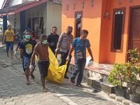 Foto: Proses evakuasi jasad nenek Suni (75), warga Dusun Sumberan, Desa Ambulu, Kecamatan Ambulu, Jember, yang jatuh ke jurang dekat sungai dan areal persawahan warga setempat.