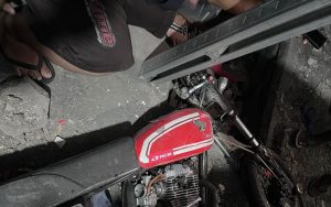 Pemuda Mister X Naik Motor CB Tewas Adu Banteng dengan Truk Muatan Batang Kayu Sengon