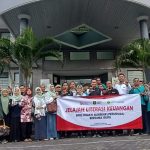 GUYUB: Direktur Kepatuhan BPRS Bhakti Sumekar Sumenep, MS Hadi Pradipta saat melepas 50 peserta Jelajah Literasi Keuangan ke Surabaya. Jumat (17/5/2024).
