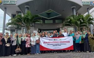 Cerdas Literasi Finansial, BPRS Bhakti Sumekar Ajak 50 Penulis Sumenep Berkunjung ke OJK Surabaya